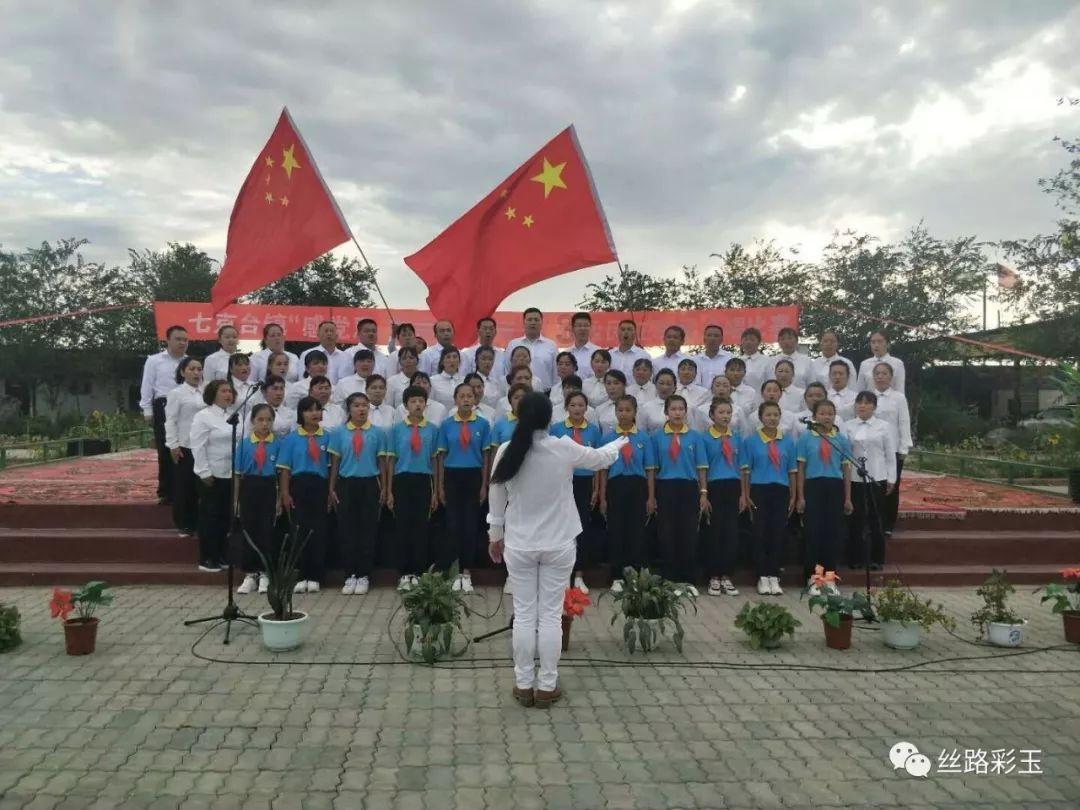 可爱女孩参加宴会
